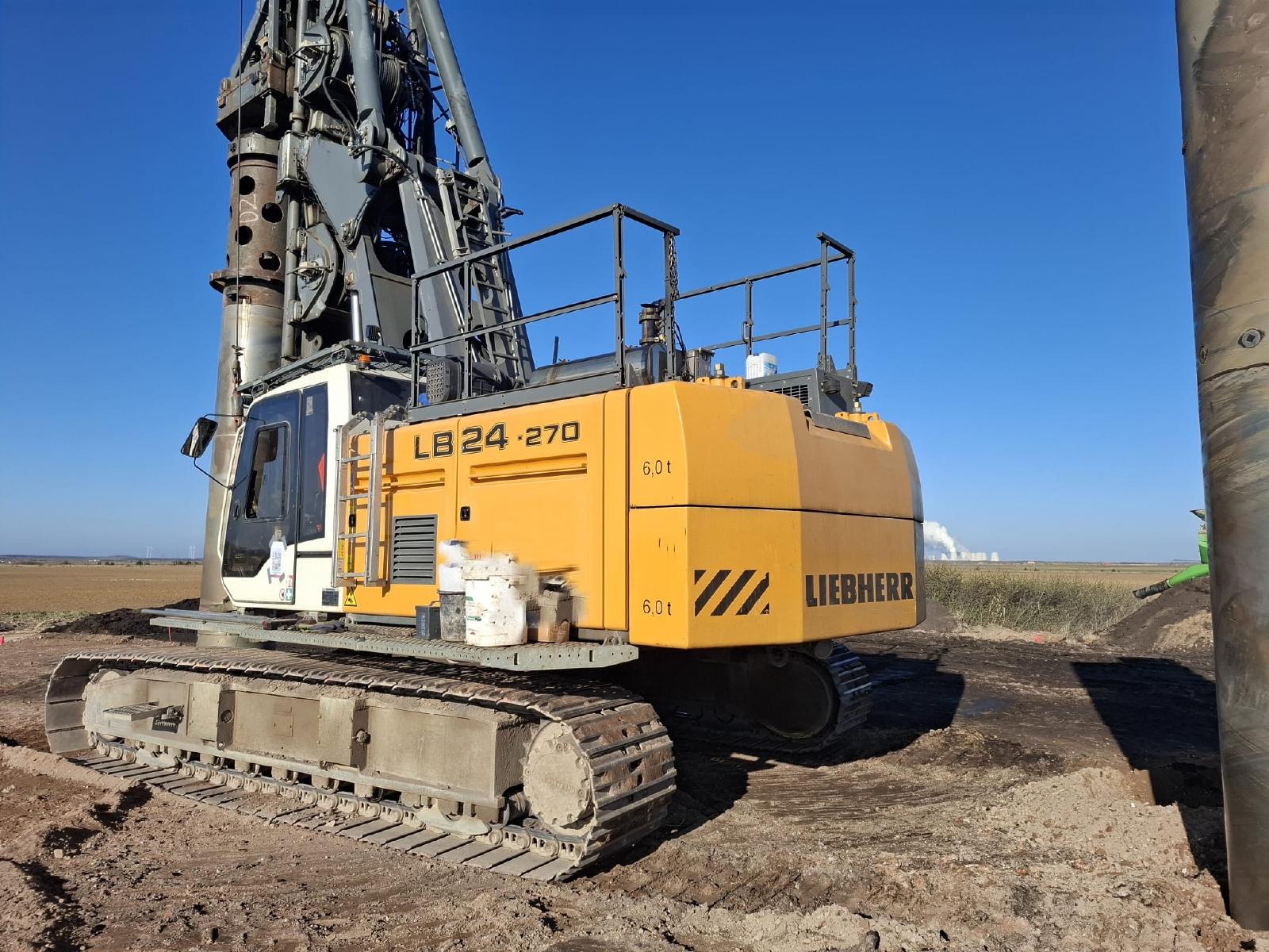 Bild von Baumaschinen / Bohrgeräte - vertikal [279] LIEBHERR LB24-270